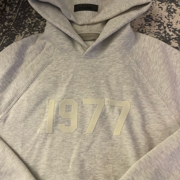Fear of God ESSENTIALS
Off-White 1977 Hoodie
Size XS
Color Light Oatmeal - Picture 2 of 6